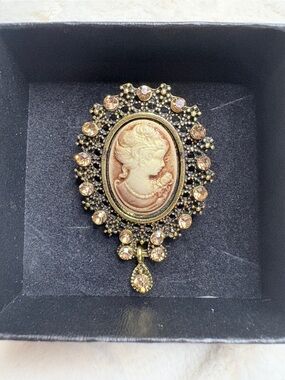 Vintage Style Cameo Rhinestone Brooch Pin – Victorian Inspired Costume Jewelry